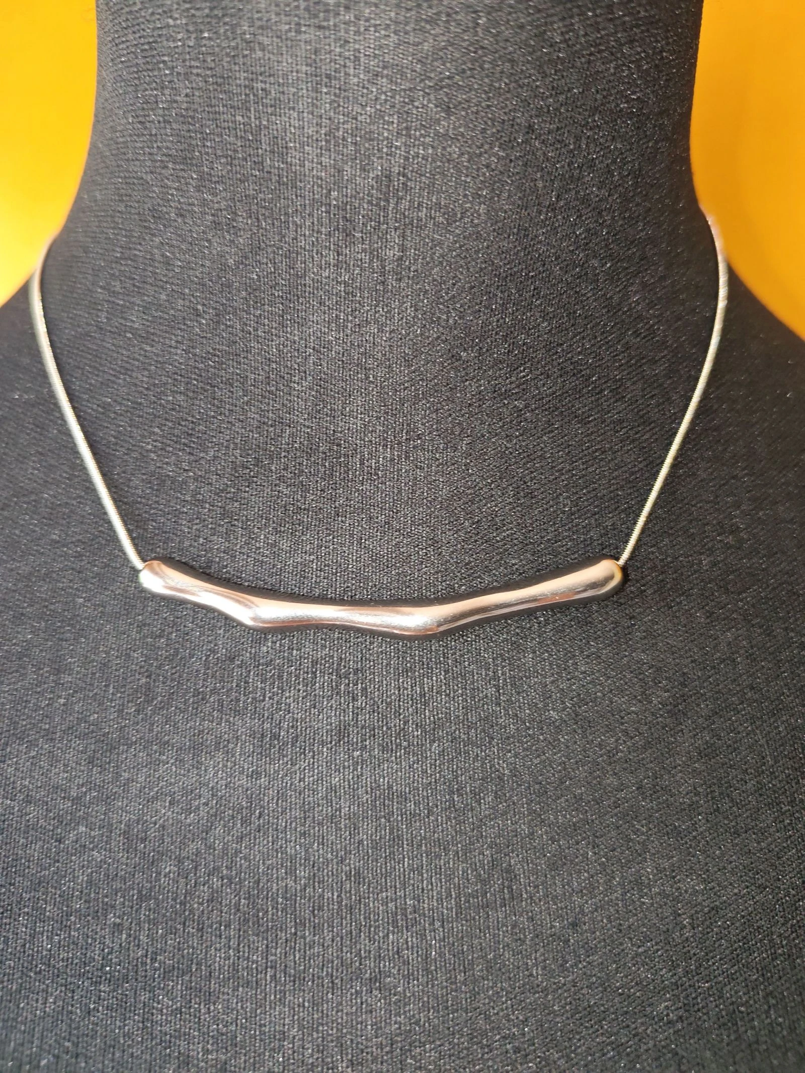 Collar plateado barra curva